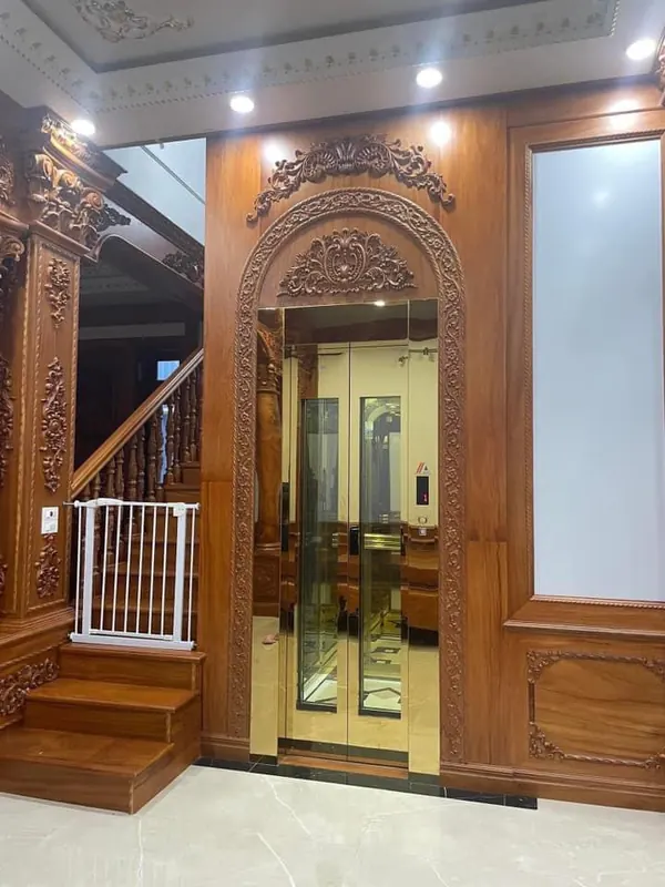 Cabin thang máy gia đình ốp vân gỗ tại công trình