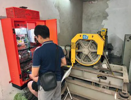 Kỹ thuật viên INTEC khảo sát hiện trạng thiết bị trong phòng máy thang máy cũ